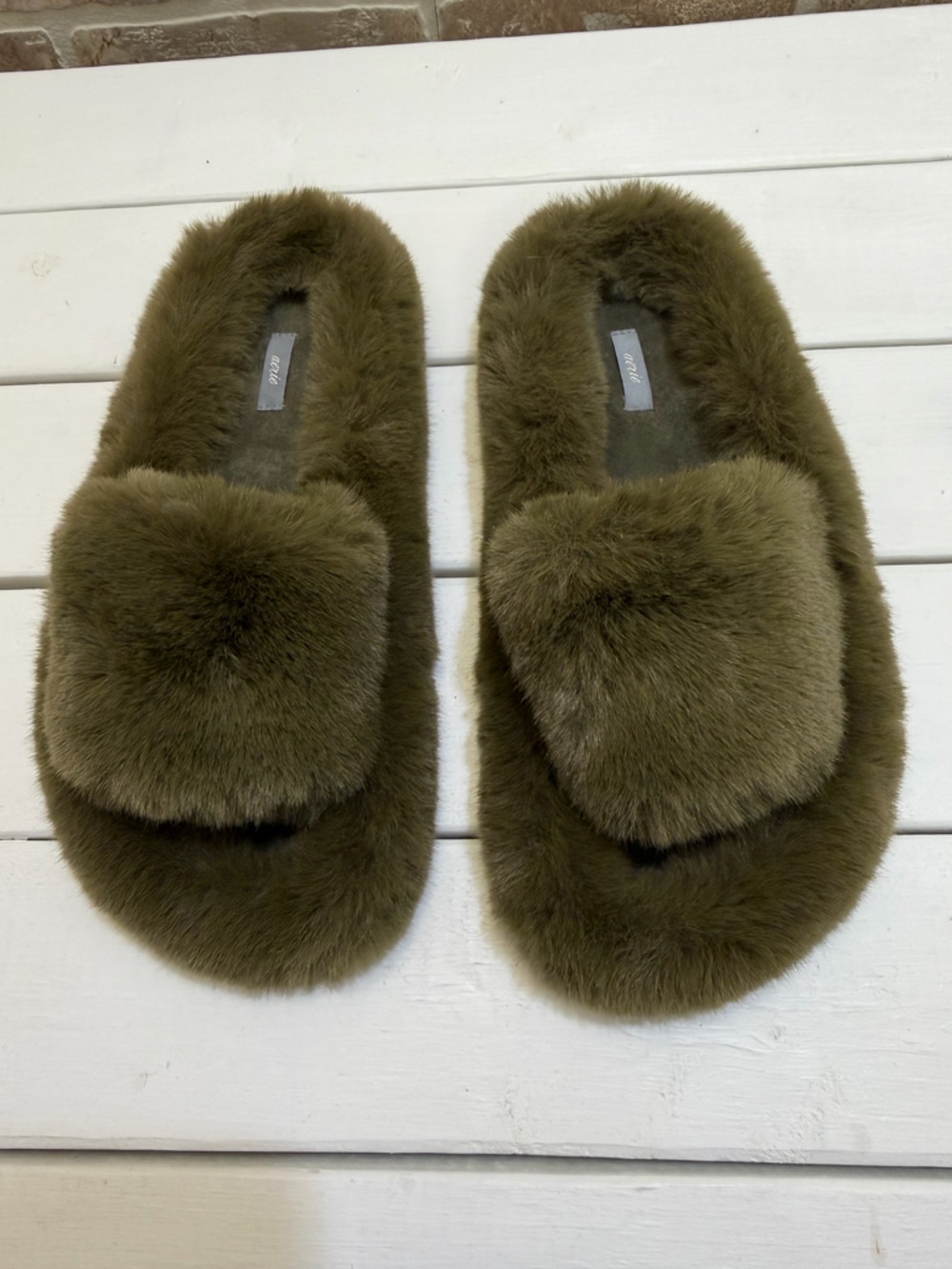 Aerie Faux Fur Slippers Size 8 Olive Green Cozy Plush Slides